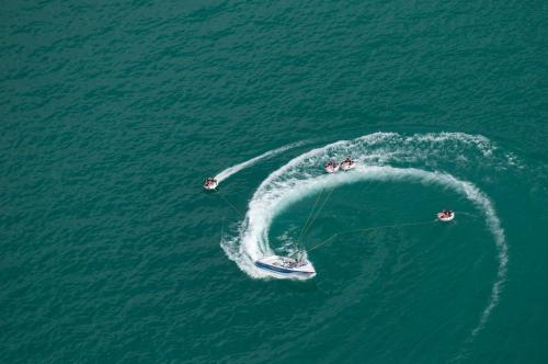 a group of people in a boat in the water at "NATURE erLeben" Appartement & Komfortzimmer in Velden am Wörthersee