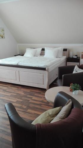 a bedroom with two beds and a couch at Pension Mien Fründt in Baabe