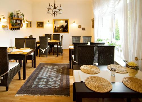 un restaurante con mesas y sillas y un comedor en Hotel Pellmühle, en Jever