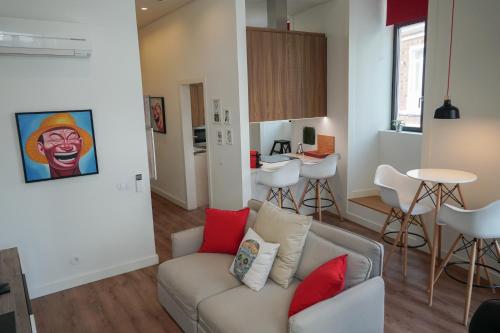 ein Wohnzimmer mit einem Sofa und einem Tisch in der Unterkunft Marquês Modern Art apartment in Lissabon