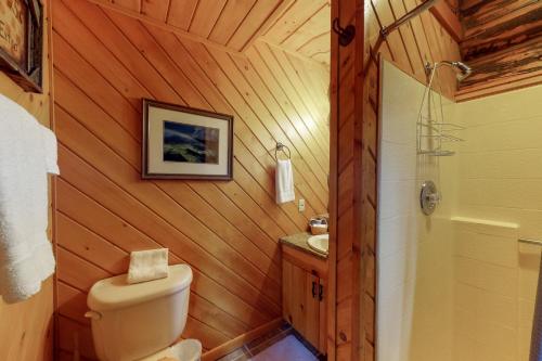 ein Bad mit einem WC, einem Waschbecken und einer Dusche in der Unterkunft Bear Hollow Cabin in Tacoma