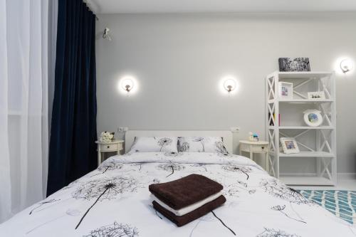 - une chambre avec un lit doté d'une couverture brune dans l'établissement Уютная 1 комнатная квартира Люкс на Теремках, à Kiev