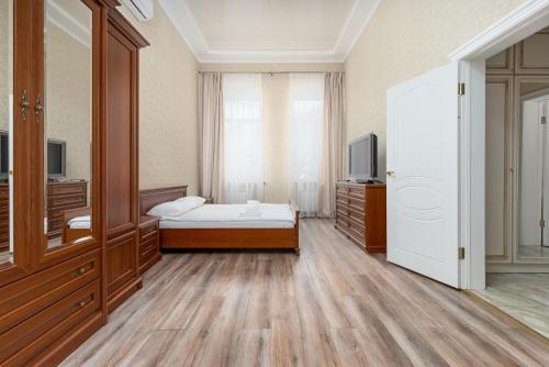 オデッサにあるApartment on Rishelievskaya streetのベッドルーム1室(ベッド1台、テレビ付)