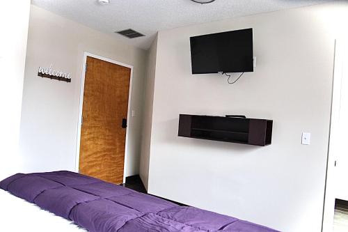 TV a/nebo společenská místnost v ubytování Pine Mountain Inn