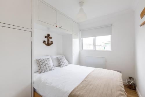 A bed or beds in a room at The Beach Huts 