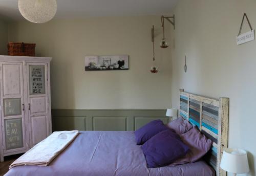 コルマールにあるGite Moka45 Centre historique "Climatisé"のベッドルーム(紫のシーツが敷かれたベッド1台付)