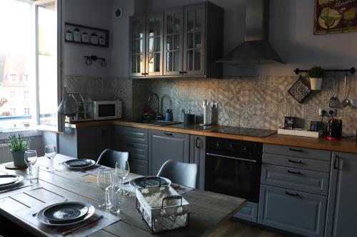 une cuisine avec une table et des chaises dans l'établissement Gite Moka45 Centre historique 