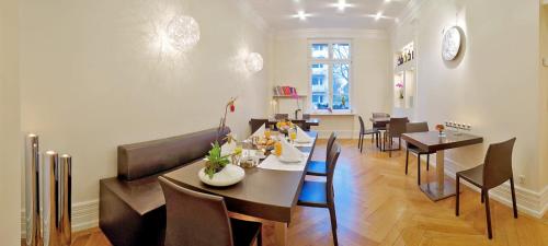 een eetkamer met tafels en stoelen in een kamer bij Hotel Liebig in Frankfurt am Main