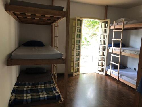 Dviaukštė lova arba lovos apgyvendinimo įstaigoje Hostel Wanderlust