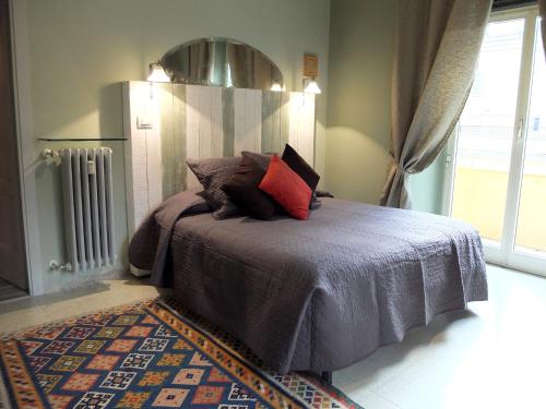 um quarto com uma cama com almofadas em Dimora Al 36 em Roma