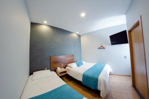 Tempat tidur dalam kamar di HOTEL AZUL AGAVE