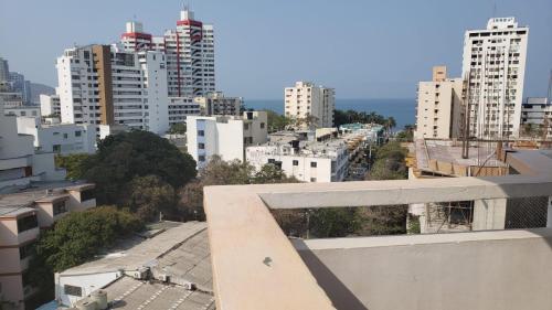 vistas a una ciudad con edificios altos en Edificio Maratea Apt 704 El Rodadero en Santa Marta