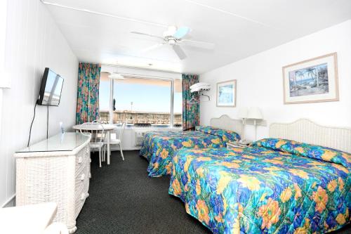 Ένα ή περισσότερα κρεβάτια σε δωμάτιο στο Commander by the Sea Motel