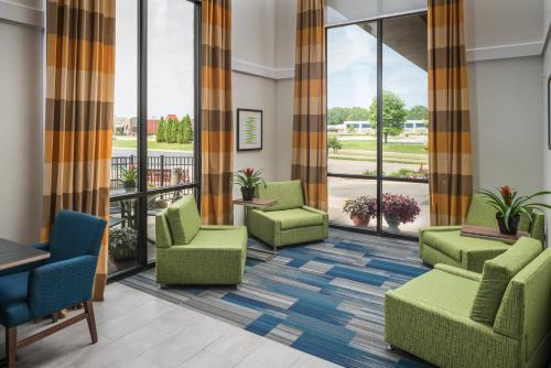 Χώρος καθιστικού στο Holiday Inn Express & Suites Springfield by IHG