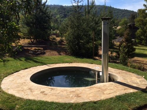 a small pond in the middle of a yard at Casa de Lujo La Campana in Olmué