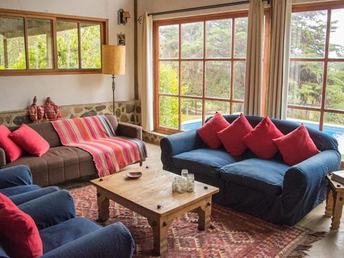 a living room with two couches and a coffee table at Casa de Lujo La Campana in Olmué