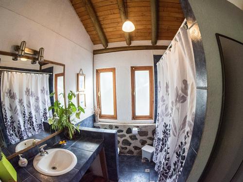 een badkamer met een wastafel, een bad en een wastafel bij Casa de Lujo La Campana in Olmué