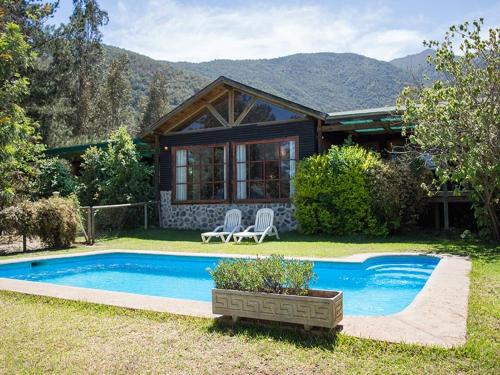 a house with a swimming pool in the yard at Casa de Lujo La Campana in Olmué