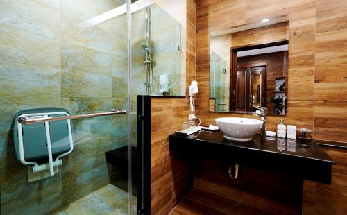 La salle de bains est pourvue d'un lavabo et d'un miroir. dans l'établissement คุ้มสะเมิง-Samoeng Center, à Samoeng