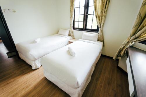 Postel nebo postele na pokoji v ubytování Kertih Damansara Inn
