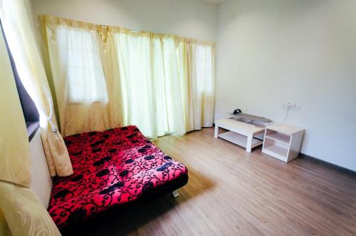 Postel nebo postele na pokoji v ubytování Kertih Damansara Inn