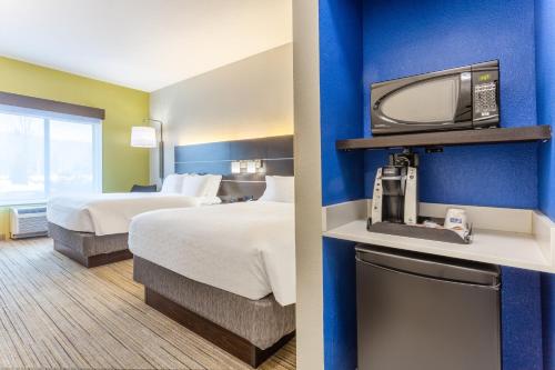 Un pat sau paturi într-o cameră la Holiday Inn Express & Suites White Haven - Poconos, an IHG hotel
