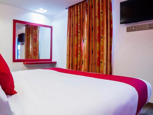 a bedroom with a white bed and a mirror at Hotel SR92 Adults Only in Mexico City