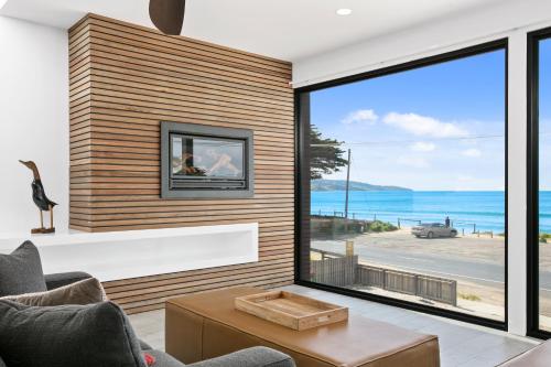 Una sala de estar con vista al mar. en Apollo Bay Beach House, en Apollo Bay