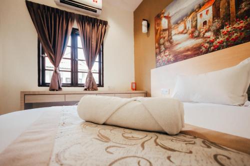 Postel nebo postele na pokoji v ubytování Kertih Damansara Inn