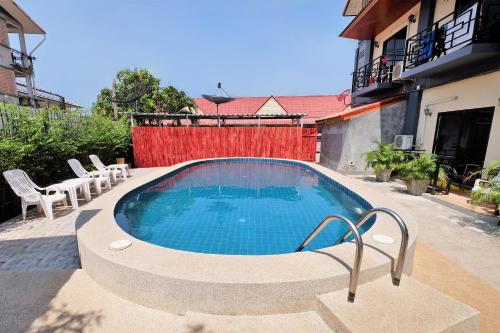 una piscina en medio de una casa en OYO 609 Lanta Dream House Apartment en Ko Lanta