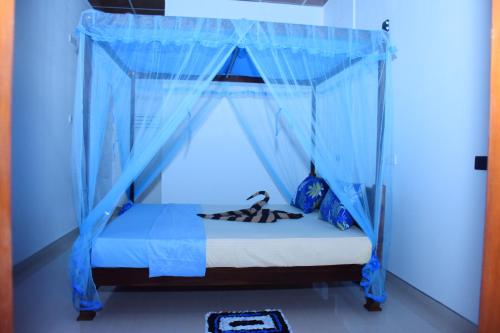Una cama o camas en una habitación de Kuma Safari Lodge