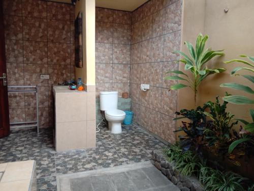 uma casa de banho com um WC e um lavatório em Dedik House em Ubud