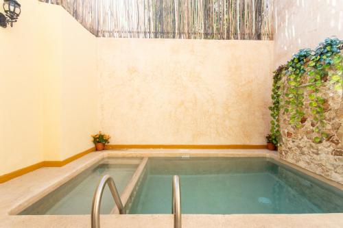 Bazén v ubytování Hotel Casa Rico nebo v jeho okolí