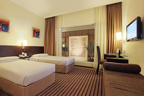 Tempat tidur dalam kamar di Harmoni One Convention Hotel and Service Apartments