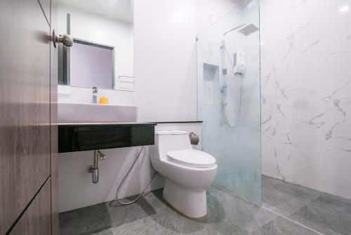 La salle de bains est pourvue de toilettes, d'un lavabo et d'une douche. dans l'établissement 4U Pool Villa, à Cha Am