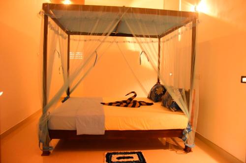 En eller flere senge i et værelse på Kuma Safari Lodge