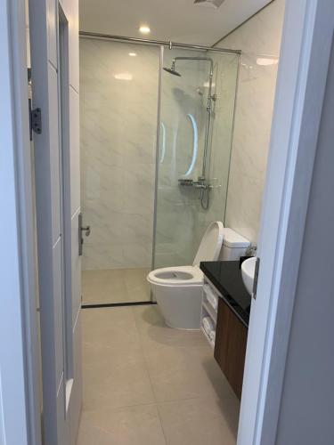 W łazience znajduje się toaleta i przeszklony prysznic. w obiekcie Hotel Villa Ju w mieście Hanoi