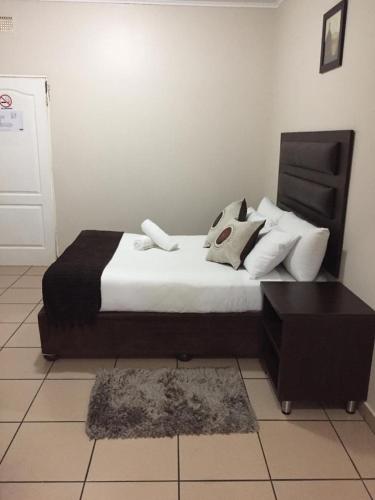 Letto o letti in una camera di Bayside Hotel Empangeni