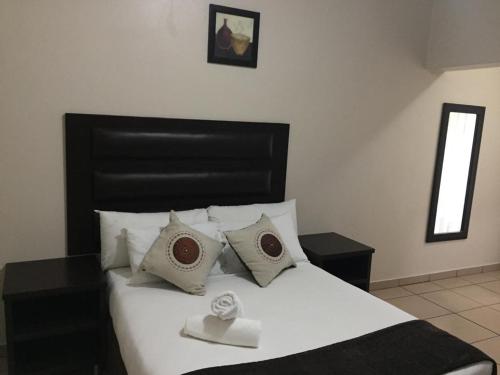 Letto o letti in una camera di Bayside Hotel Empangeni