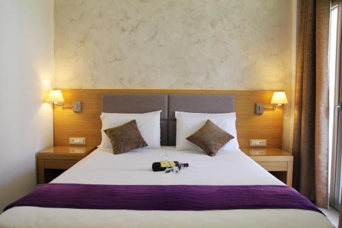 Кровать или кровати в номере Achilles Hotel