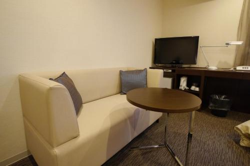 a living room with a couch and a small table at Aridagawa Onsen Hotel Sunshine in Arida