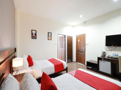 Postel nebo postele na pokoji v ubytování OYO 557 Tong House Resort