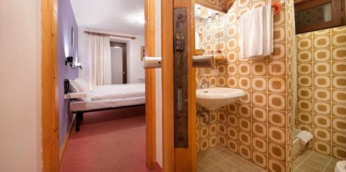 Ett badrum på Hotel Teola