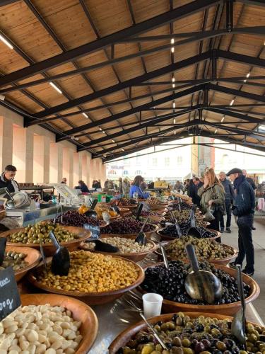 un marché rempli de nombreux types de denrées alimentaires différents dans l'établissement Le Studio du Cardinal Central/ Wifi/ Ajaccio à pieds!, à Ajaccio