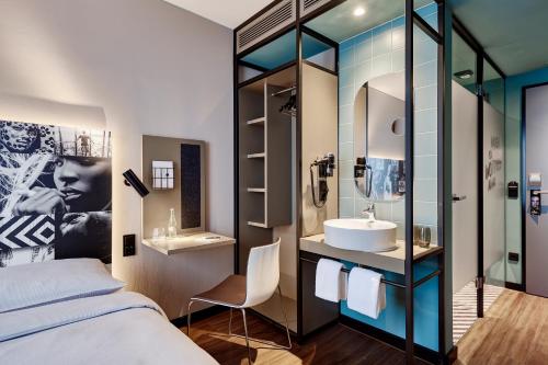 Ένα ή περισσότερα κρεβάτια σε δωμάτιο στο LÉGÈRE HOTEL Wiesbaden-Taunusstein