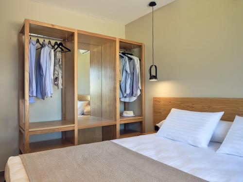 um quarto com uma cama e um closet em Oceanis Luxury Suites em Kypseli