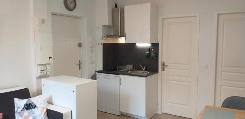 La cuisine est équipée d'un évier et d'une armoire blanche. dans l'établissement T2 cabine de Lassariou, à Luz-Saint-Sauveur