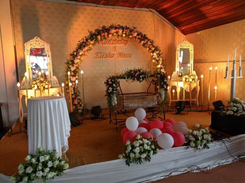 una stanza con arco e tavolo con palloncini e fiori di Sea View Resort-& Spa Cherai a Cherai Beach