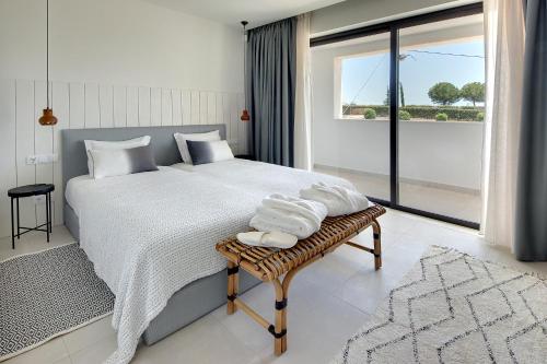 En eller flere senge i et værelse på Villa Ocean Marina, Panoramic and heatable Pool