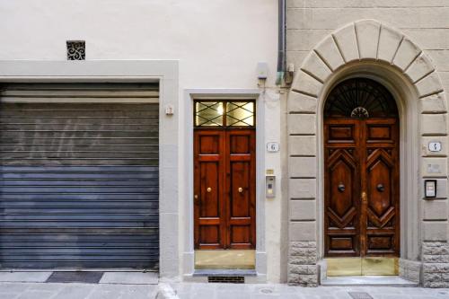dwa drzwi na boku budynku w obiekcie Splendid two room Suite we Florencji